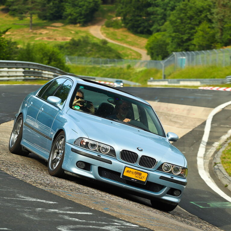 BMW M5 E39 zilver rijden op bergweg poster